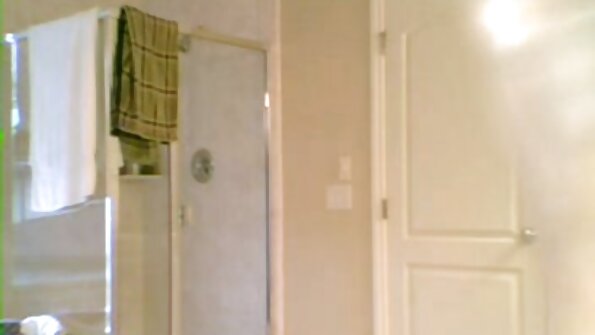 Khloe Kapri ایک گہرا بلو جاب فراہم کرتی ہے اور اس کے مقعد کا سوراخ تباہ ہو جاتا ہے۔